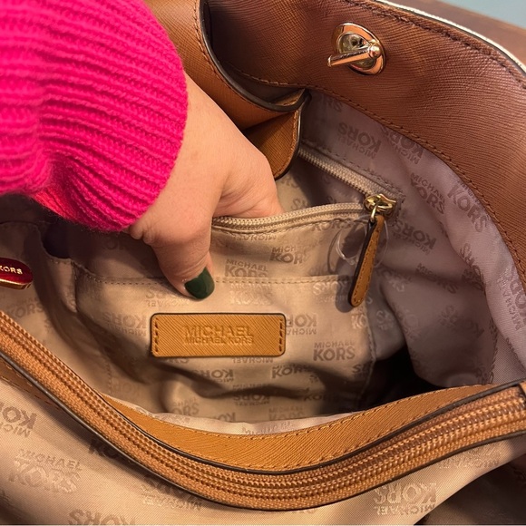 Michael Kors cream monogram leather tote - Picture 7 of 16